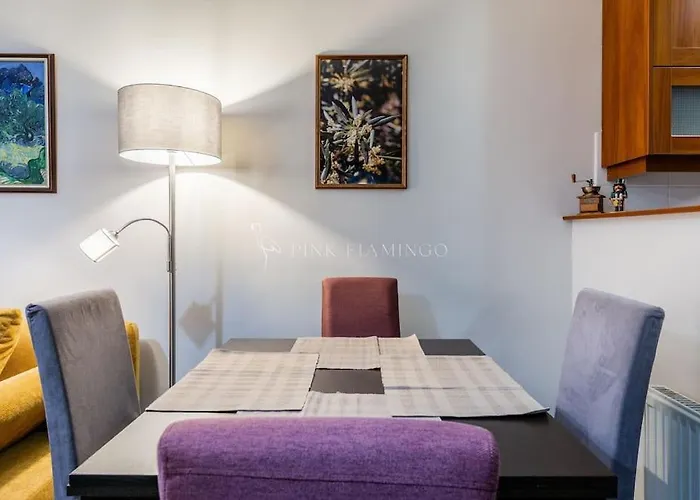 Pink Flamingo : Leo Lane Getaway *