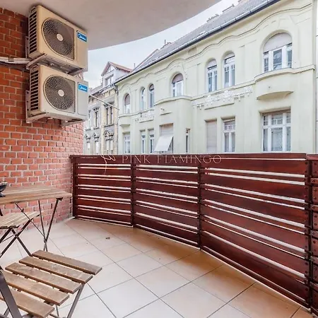 Pink Flamingo : Leo Lane Getaway * Budapešť