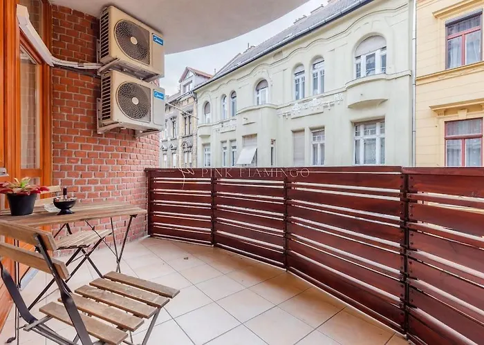 Pink Flamingo : Leo Lane Getaway * Budapešť