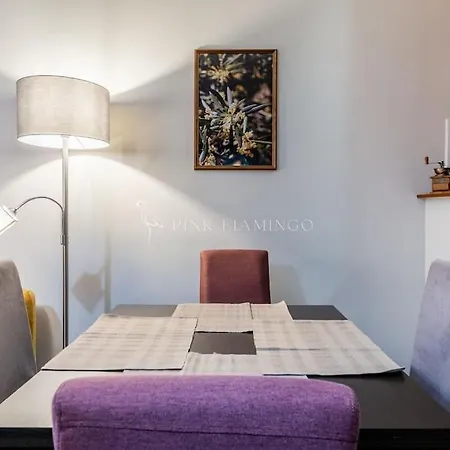 Pink Flamingo : Leo Lane Getaway *